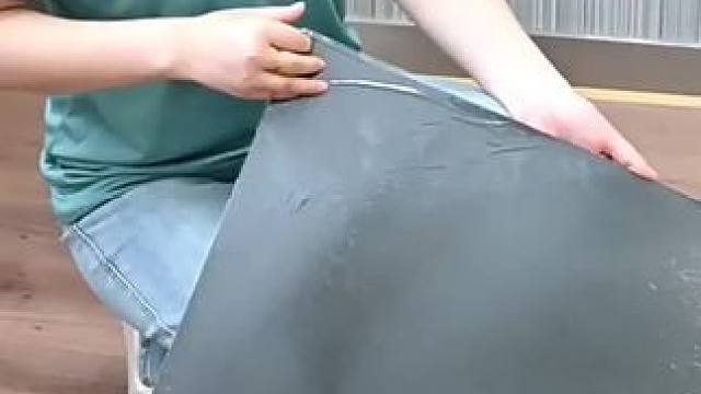 这是自粘式地板贴，自带背胶，不需要其他辅料，可以任意裁剪，裁切工具有赠送，地面平整不粗糙直接贴，地面