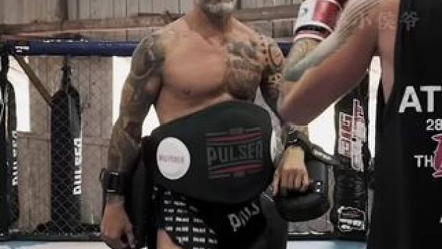 #泰拳 #格斗  #暴力美学 #泰拳打靶技术细节#玩出你的热爱