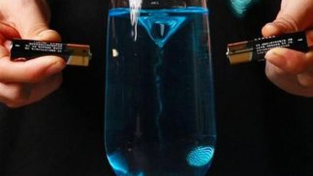 与其让孩子沉迷虚拟设定的手机游戏，不如陪他玩转这些真实现象的科学小实验，从小种下科学的种子 #物理启