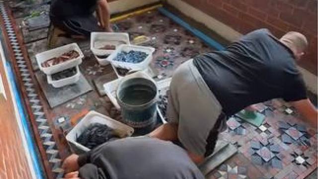 澳洲悉尼家庭庭院拼花地砖铺设技术。 #施工工艺 #庭院地面铺装 #解压视频 #地面改造 #花园施工