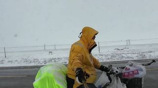 骑行新疆，途中在塔城地区遭遇大降温大雪天，冻的透心凉 #骑行vlog #让骑行成为一种生活 #骑行新