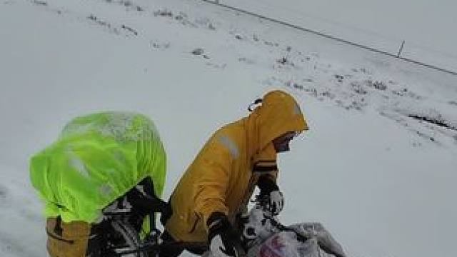 骑行新疆，大雪天气缺水少粮罕见偶遇骑友，废弃房生火化雪取水 #骑行vlog #骑行新疆 #长途骑行 