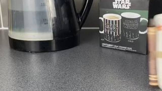 哇趣，这个杯子居然里面有光剑~ #玩个很新的东西 #杯子控