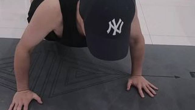 不想再当细狗的第13天，有那么一丝丝进步了 #俯卧撑打卡 #自律打卡