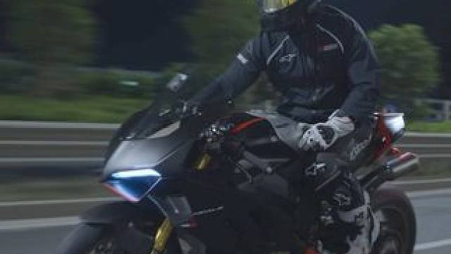 还有比我帅的杜卡迪吗？艾特出来#机车摄影 #杜卡迪 #黑夜 #机车美图 #pspower93