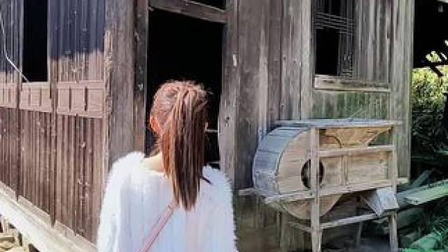 今天受一个老板之托，去拍他们曾经住过的百年老宅，虽然他在城里已经买房了，但是这历尽这百年沧桑的老宅依