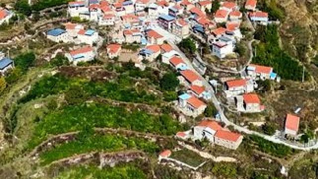 这是川西黑水县龙坝乡的瓜苏村的瓜苏寨#宣传家乡旅游文化 #台地文明 #传统村落 #高山远寨 #藏民居