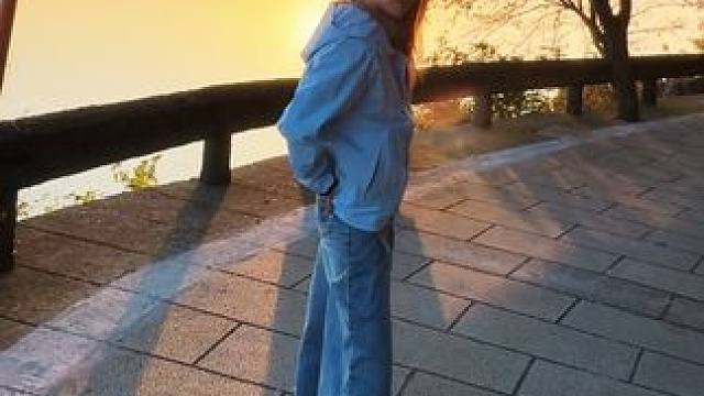 三十而立 我才二十 好好玩吧#她很迷人因为她擅长做自己 #女孩子这么酷谁顶得住啊 #冲锋衣穿搭 #p