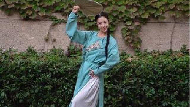 在墙根下跳舞很应景 原创