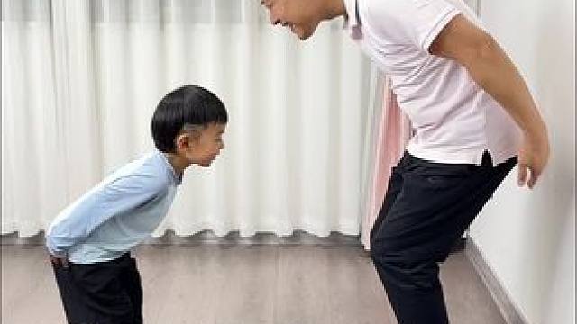 80后爸爸这样带娃也太好玩了吧 今日份#亲子游戏 《抢熊猫》锻炼孩子的分辨能力、反应能力、专注力，快