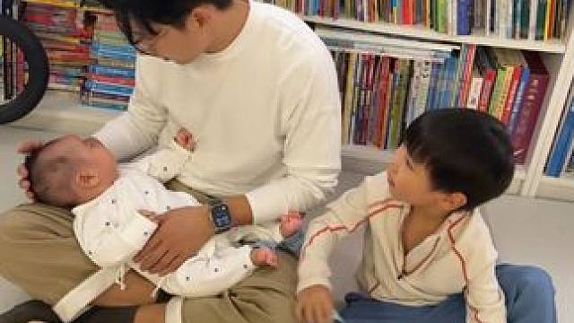 三胎最大的“坏处”：费爹！你家娃平时是喜欢找妈还是找爹？ #人类幼崽成长计划 #妈卡爸卡养娃宝典 #