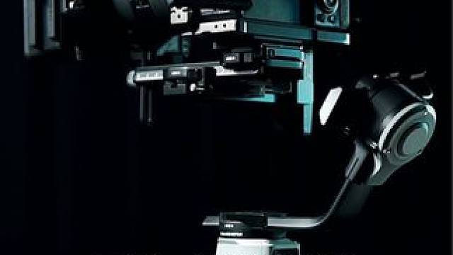 升级进阶到专业摄像的时候，离不开一款性能优秀的稳定器哦#智云4E #摄影器材推荐 #相机稳定器