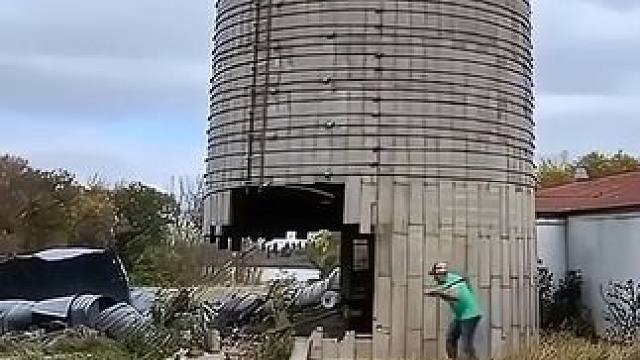 到处充满着违规操作，安全员很头痛 #危险瞬间 #施工现场 #危险无处不在 #危险动作请勿模仿 #安全