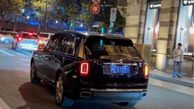 当黑丝遇见劳，会擦出火花吗#黑丝搭配 #dou是好车 #劳斯莱斯库里南