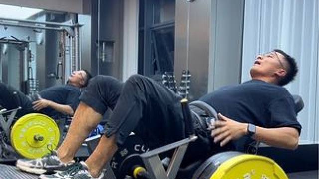 知道这个动作名称的请打在评论区！说实话训练这件事就是简单的事情重复做，一个动作的价值不是一天两天能体