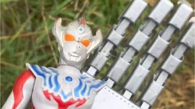 奥特曼的胳膊被怪兽咬掉了#奥特曼 #儿童玩具 #奥体曼玩具