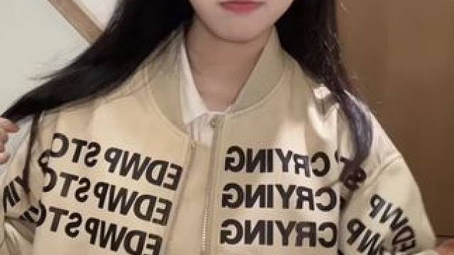 谁是奶龙#甜妹 #今天穿的Endweep #奶龙 #浅跳一下