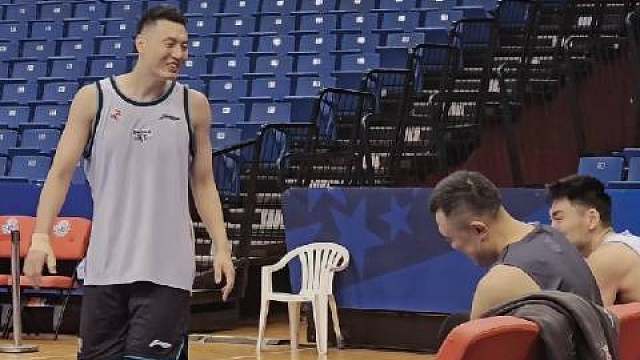 北京和辽宁赛前踩场训练中间，翟晓川主动过来找韩德君和李晓旭寒暄，这仨人都是CBA现役球员里的“元老”