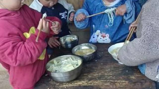 今天给四个孩子煮了米线。#记录真实生活