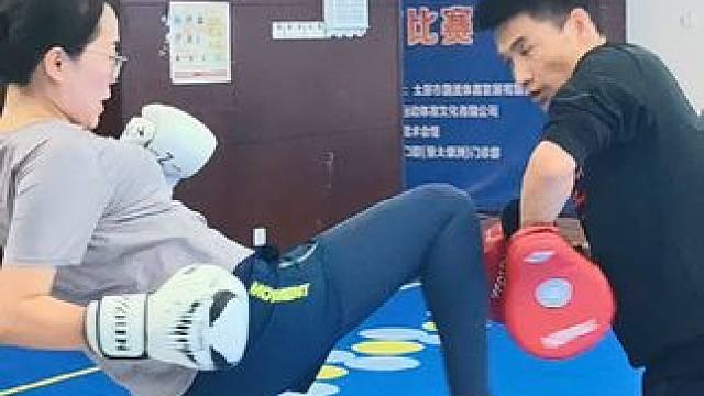 搏击训练中的高强度运动和击打动作有助于释放压力、缓解焦虑和抑郁情绪。通过拳击，女生可以找到一种积极的