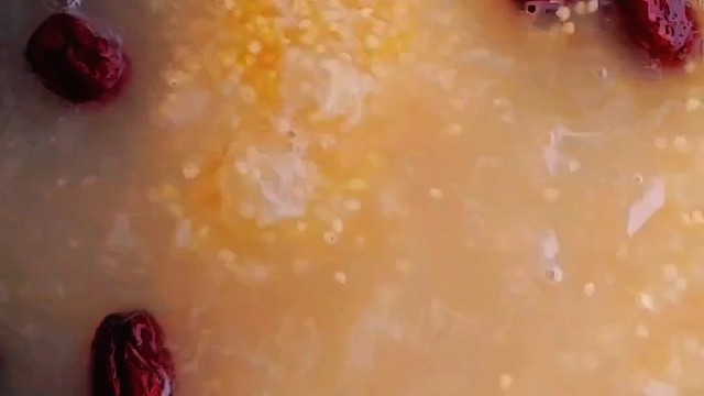 小米粥与野菜饼，配上秘制香菇酱，香