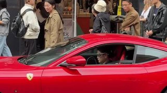 偶遇上海富婆开着法拉利来安福路兜风，一脸的富态气质也太好了路人都羡慕了#上海豪车街拍