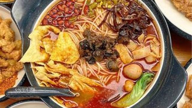 汽车巨头开卷螺蛳粉，超大颗的螺肉和螺肉蟹黄面，你想带谁来吃呢？ #螺蛳粉 #蟹黄面 #螺蛳粉一口就上