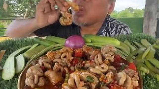 美味大肥肠，老马一口一条满嘴流油#泰国主播吃美食视频 #咀嚼音 #就问你们馋不馋就完了