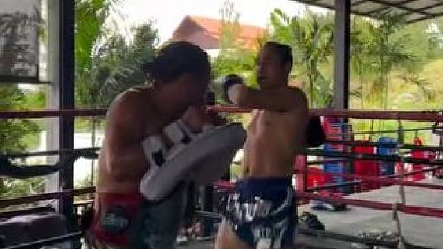 #泰拳 #腿法 #张沛勉vs萨姆a #连扫踢 #one冠军赛    早上起来12公里，回来拳馆休息1