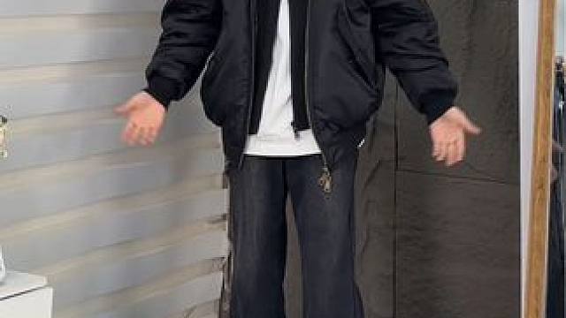 显肩宽显头小，冬天有它一件就够了 #去路人感暖冬cleanfit穿搭 #棉服外套 #飞行服外套 #小