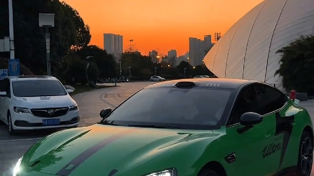 绿色Ultra加贯穿式尾灯