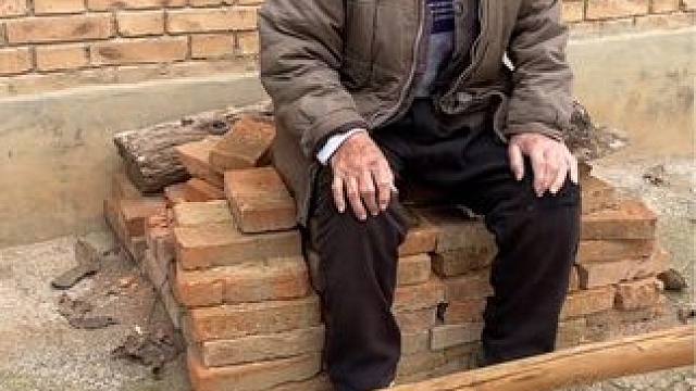 “小时候觉得农村的生活枯燥又乏味，而现在日出而作，日落而息，家人闲坐，灯火可亲，变成了我最向往的生活