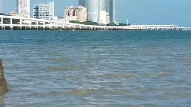 景美如画，还有那与海浪共舞的美丽女孩！#厦门鼓浪屿 #带你去看海 #双子塔 #手机摄影 。