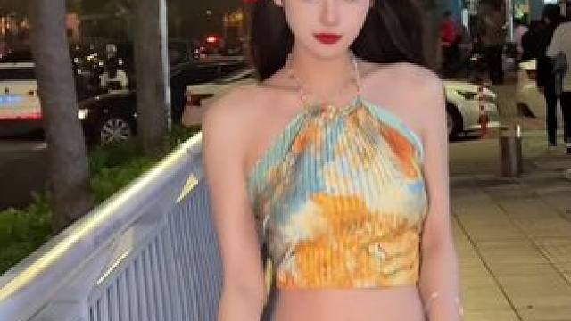 路灯下更有氛围感#模特之家#车模之家