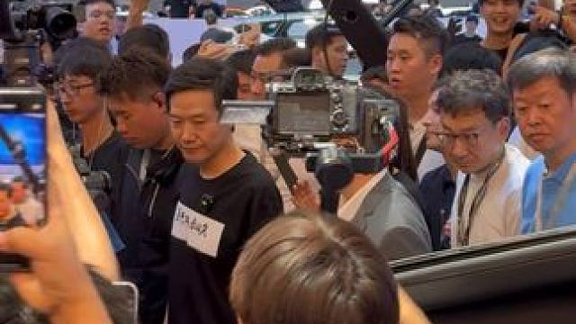 #雷军亮相广州车展 #2024广州国际车展 #雷军 #车展随手拍 #路人视角