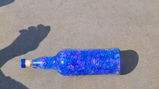 楼梯滚瓶子爆破解压时刻