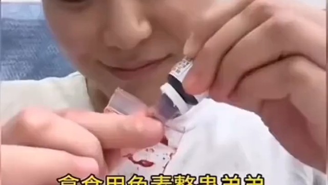 拿食用色素整蛊弟弟