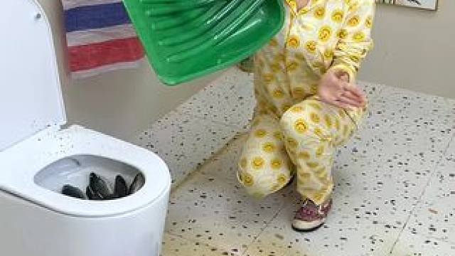 #可伸缩拖鞋架   凉鞋拖鞋用它收纳不占空间，还能当个#可伸缩毛巾架  使用，卫生间干净整洁多了#免