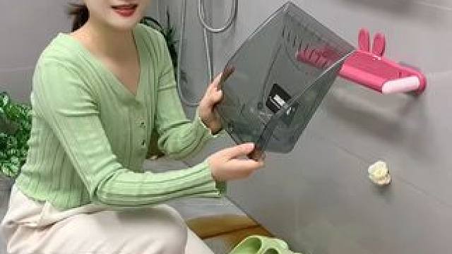 #可伸缩拖鞋架   凉鞋拖鞋用它收纳不占空间，还能当个#可伸缩毛巾架  使用，卫生间干净整洁多了#免