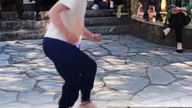 小美女在大胶盆沿上表演轻功，身轻如燕太厉害了