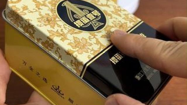 记分铁盒装掼蛋专用扑克，铁盒包装，背面计分板，记分清晰简单， 2副环保软胶材质的掼蛋专用扑克，柔韧性