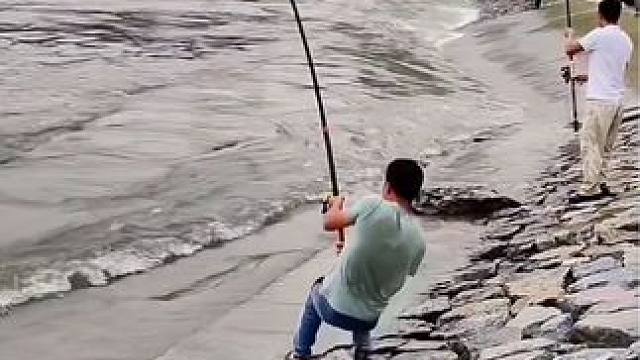 猜猜这条大鱼多少斤？#钓鱼 #钓鱼只有钓鱼人懂