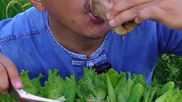 新鲜蔬菜酸辣浇汁️牛骨髓 #泰国美食 #户外美食 #泰国生活 #美食