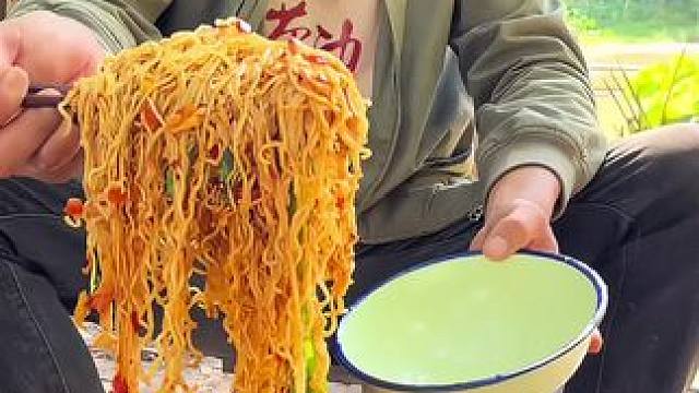 #我的乡村生活 #农村生活 
今天活多整点快的火腿炒面