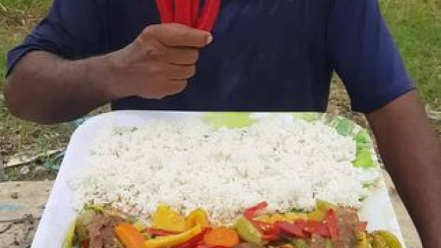 大叔又来了，吃牛排 #奇特美食大搜罗 #地方特色美食