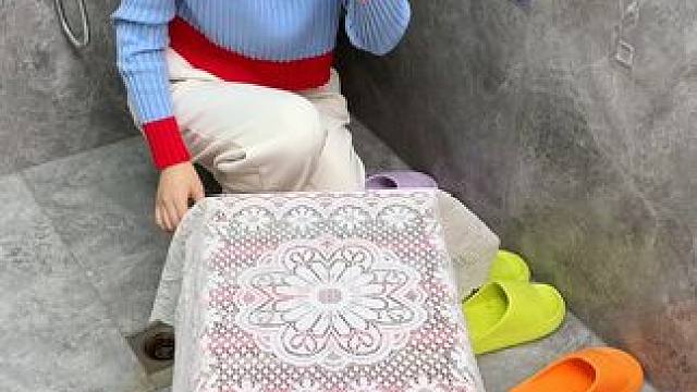 #可伸缩拖鞋架   凉鞋拖鞋用它收纳不占空间，还能当个#可伸缩毛巾架  使用，卫生间干净整洁多了#免