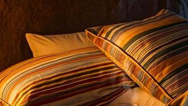 在野外遭遇暴风雪，躲进一个舒适山洞里，伴着炉火和风雪入睡 #白噪音 #助眠视频 #解压助眠 #助眠声