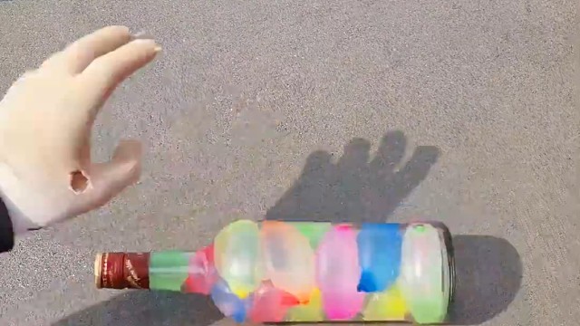 楼梯滚瓶子爆破解压时刻