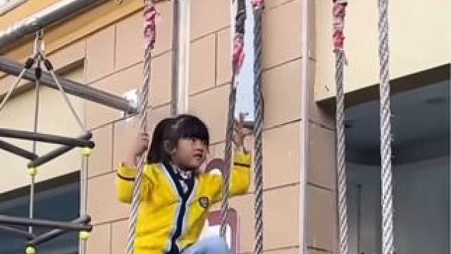 幼儿园运动会，5岁半女孩参加绳索攀爬项目，获得冠军。