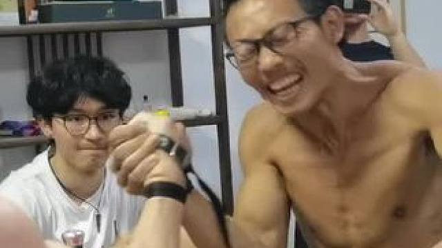 非常有激情的掰手腕#腕力比赛#男人之间的快乐#掰手腕
